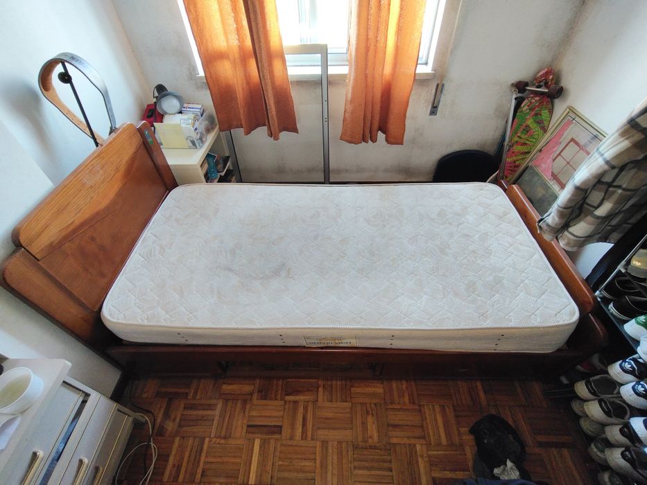 Cama de solteiro em madeira maciça com colchão incluído