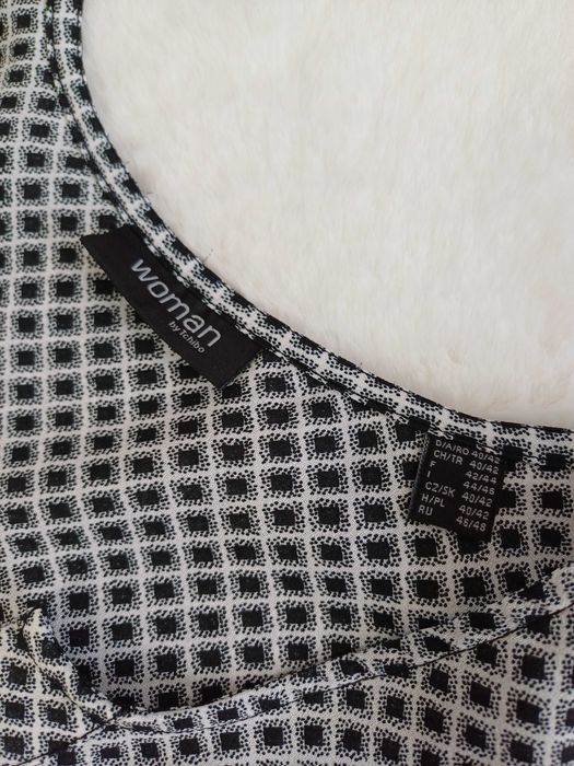 Czarna biała bluzka damska Tchibo XL ze wzorem na krótki rękawek