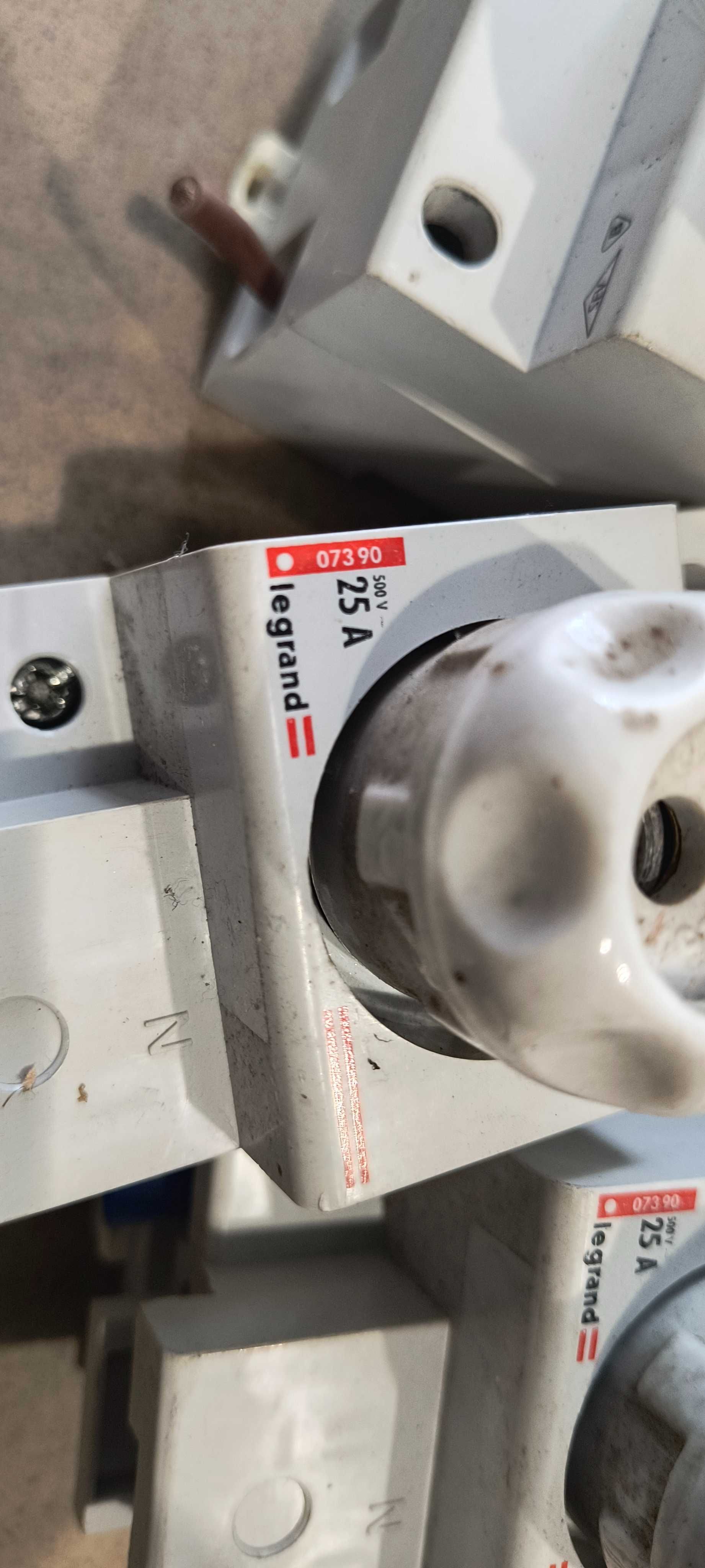 Gniazdo bezpiecznikowe Legrand 25 A 500V 0073 90