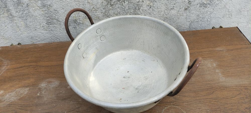 Caldeiro de alumínio antigo