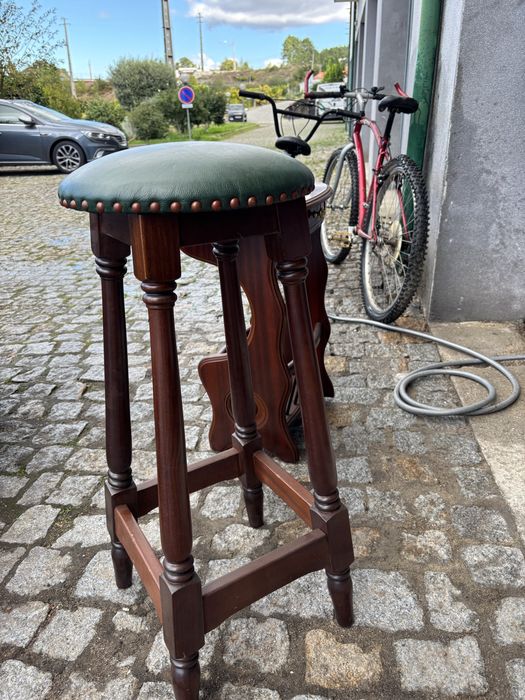 3 Bancos de Mandeira com um assento verde + 1 Mesa De Madeira