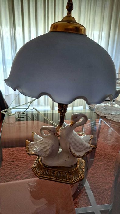 Candeeiros iguais 1 de teto e outro mesinha de cabeceira