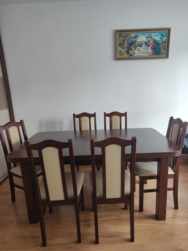 Stół drewniany do salonu