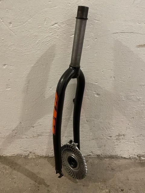 Widelec sztywny na koło 26 cali z hamulcem rolkowym Shimano