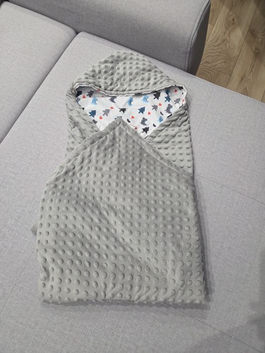 Rożek otulacz do fotelika dla chłopca. Nowy