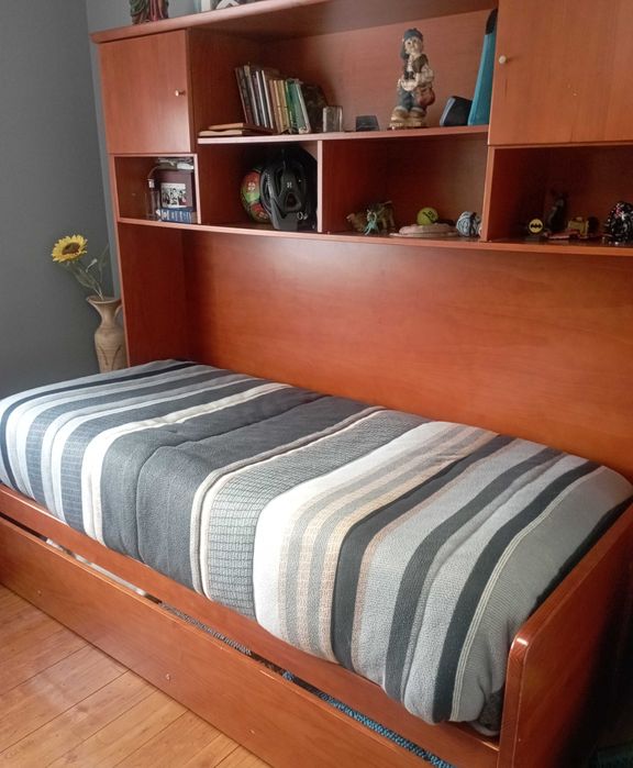 Cama de solteiro com estante em cerejeira
