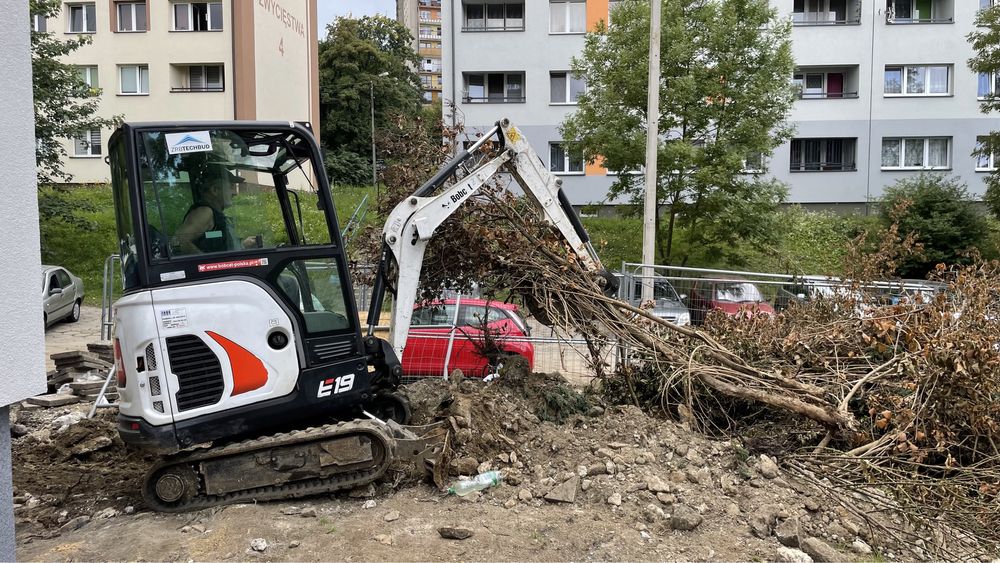 Wykopy, przyłącza. Usługi minikoparką Bobcat E19 + młot wyburzeniowy