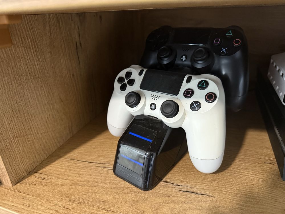 PS 4 czarne + 2 pady + stacja ładujaca + 15 gier
