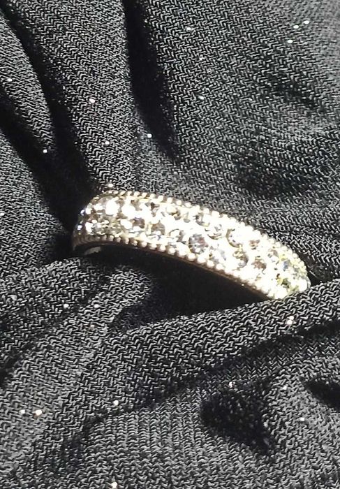 продам  кольцо  - серебро с фионитами дорожка.