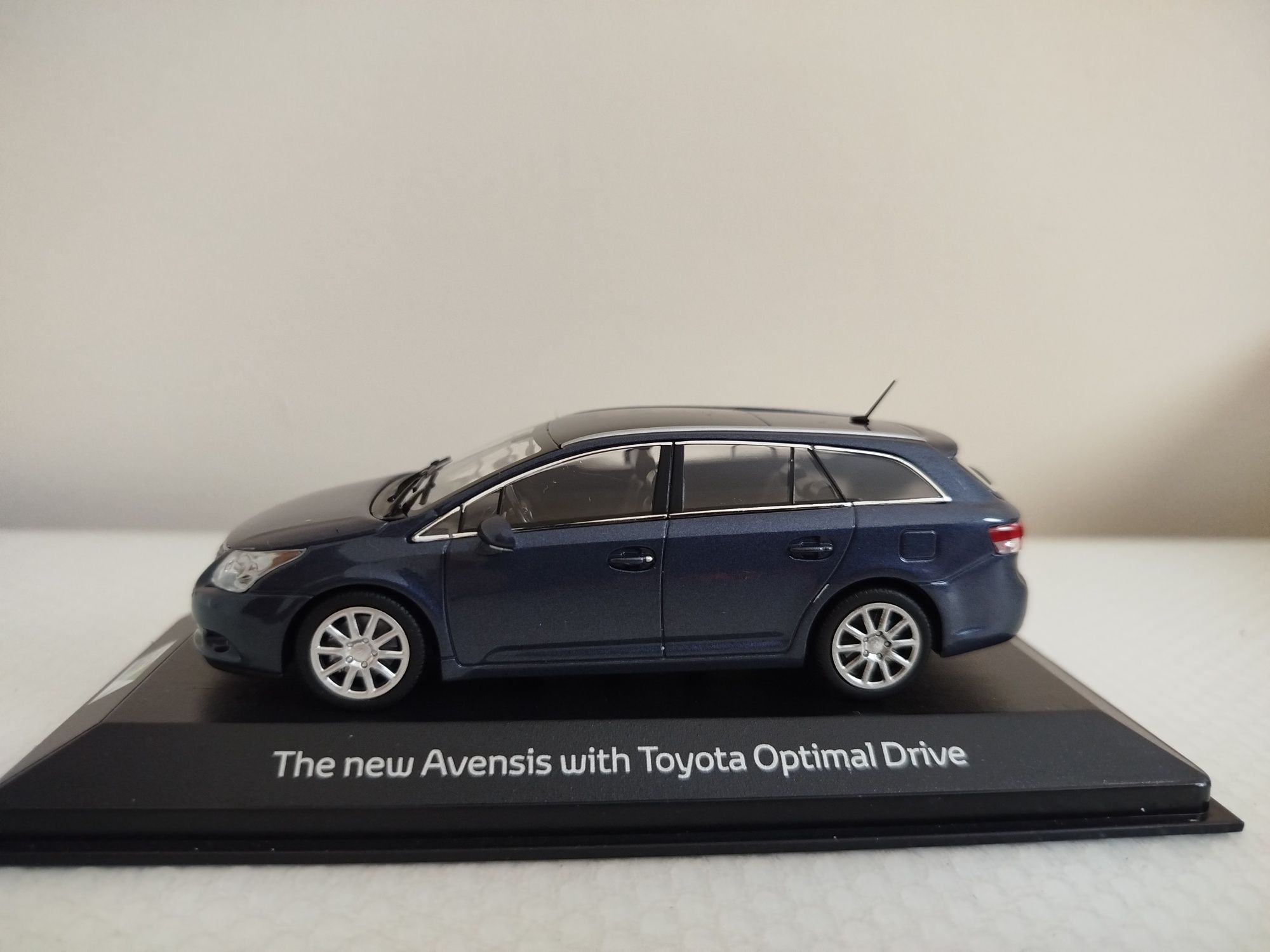 Miniatura Toyota Avensis SW 1/43 Nova