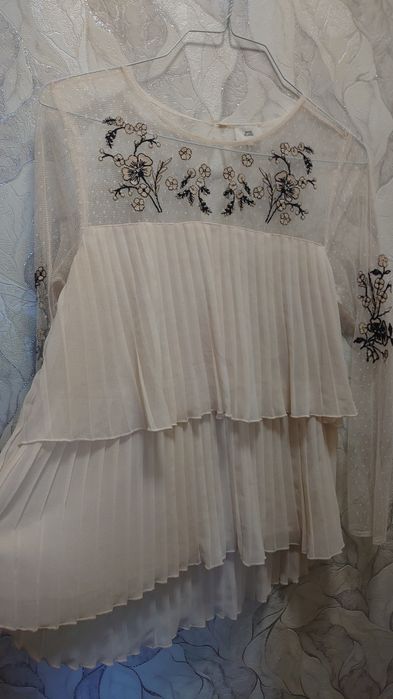 Блуза з вишивкою