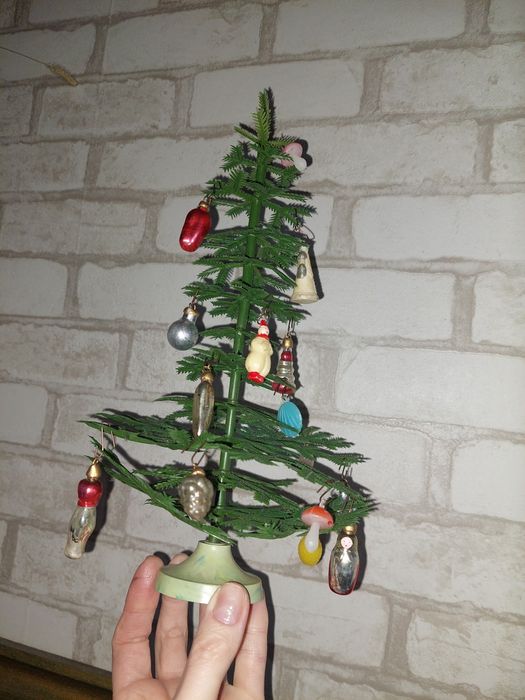 Мініатюрна штучна ялинка з іграшками колекційна