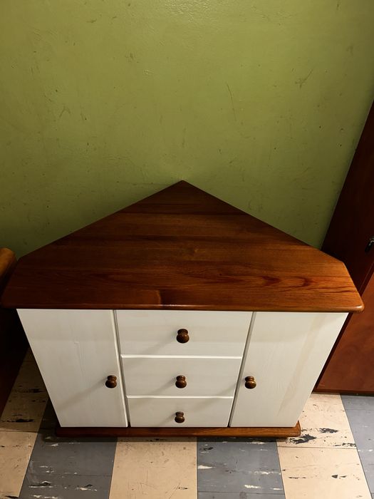 Drewniana szafka narożna