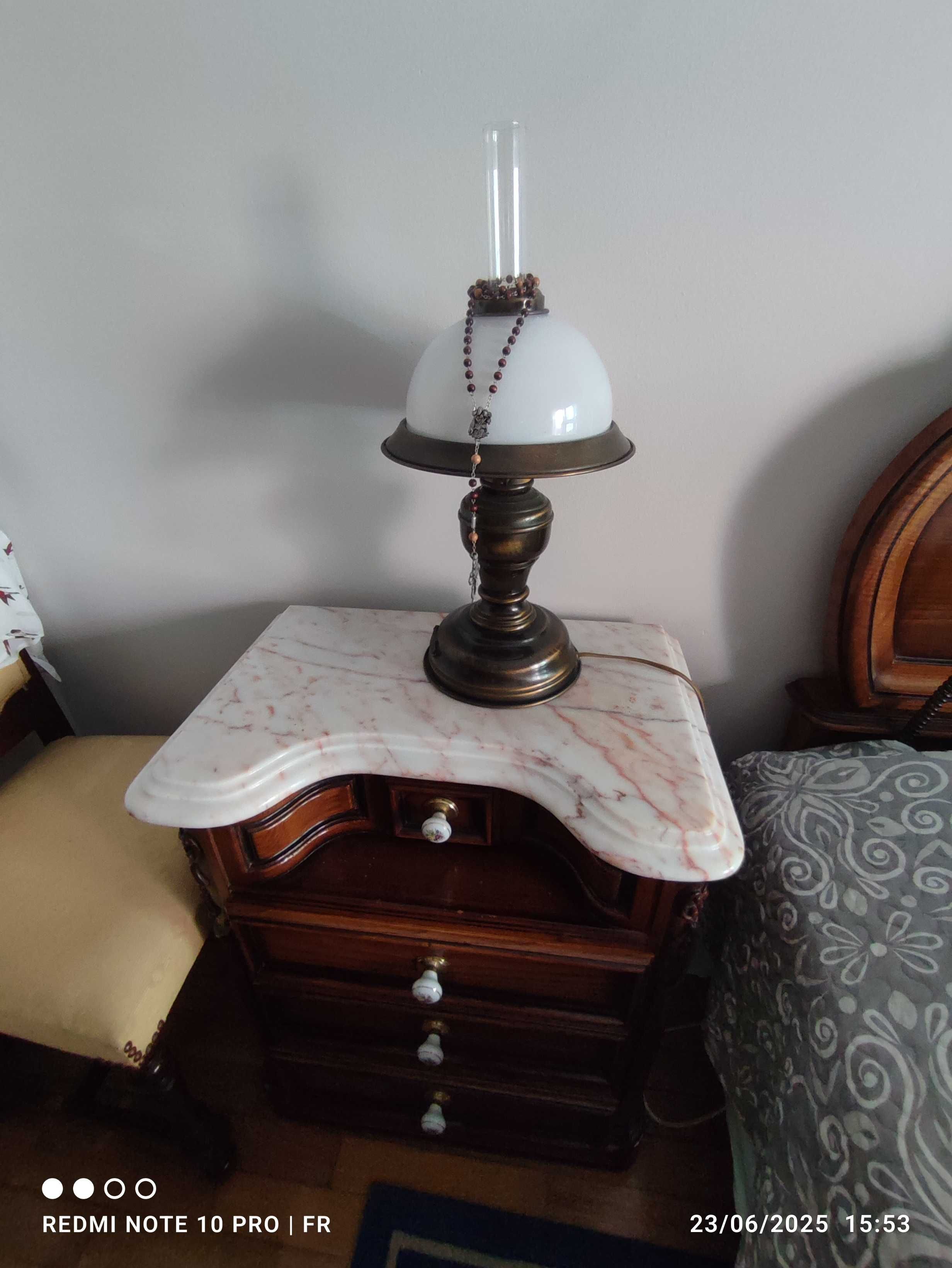 Mobília de quarto completa em madeira maciça.