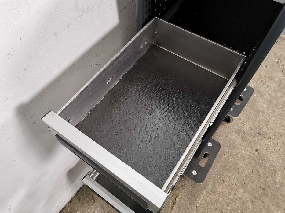 Zabudowa serwisowa warsztatowa regał samochodowy serwisowy BOTT