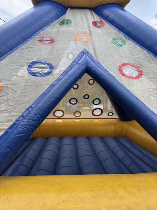 Надувний атракціон