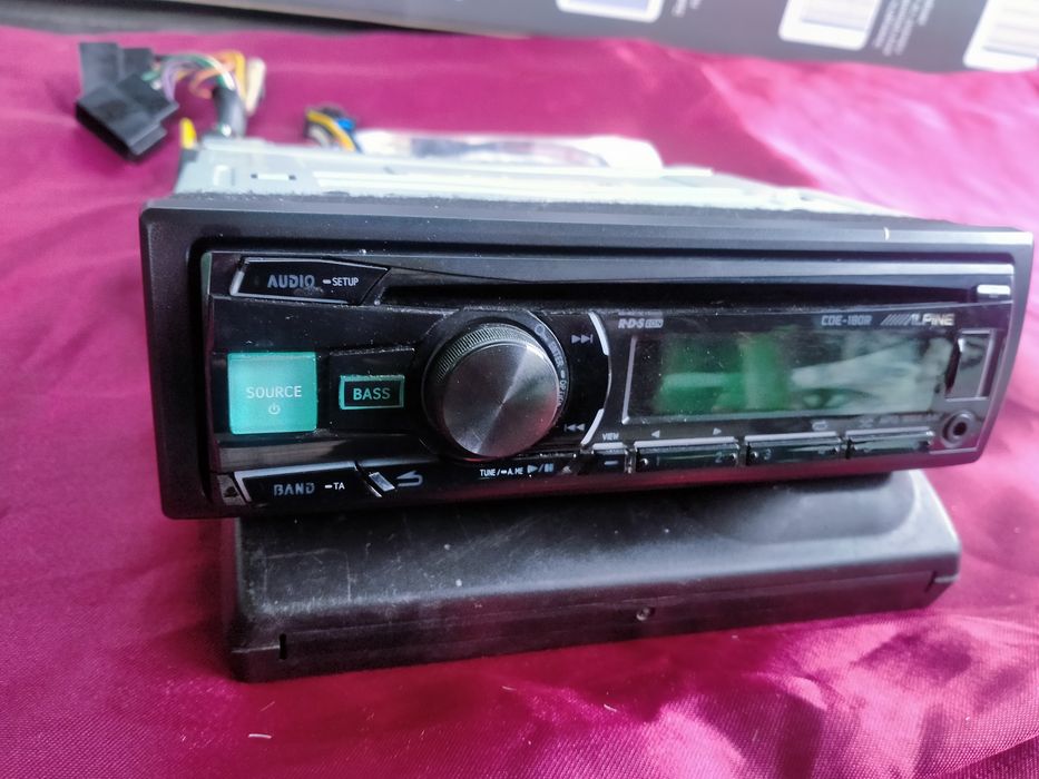 Alpine CDE -180R магнитола с блютузом
