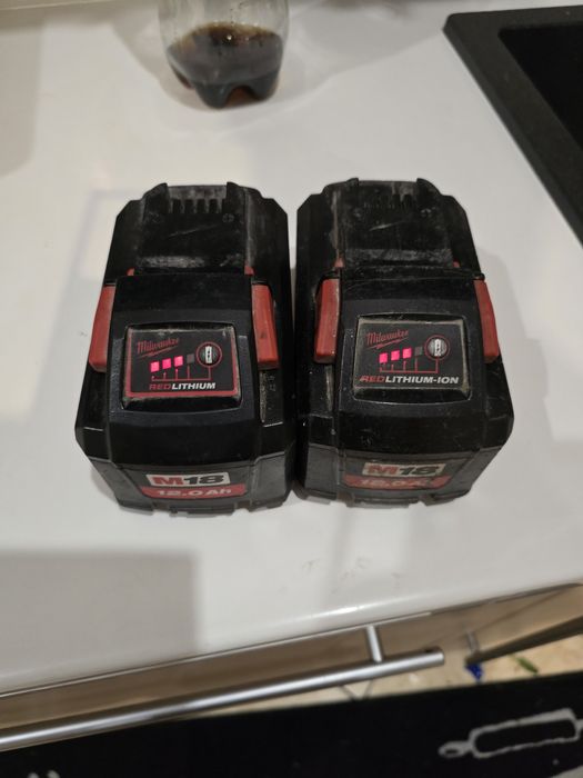 Baterii Milwaukee 12 amper dobry stan