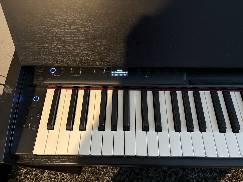 Piano Roland F701