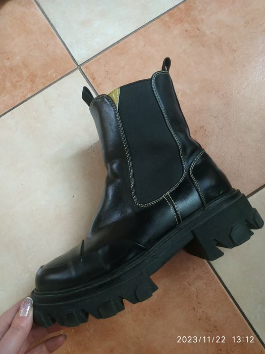 Взуття жіноче різного розміру до 39