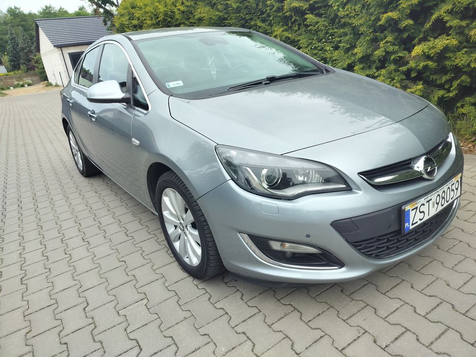 Opel Astra 1.4 turbo sedan bezwypadkowy