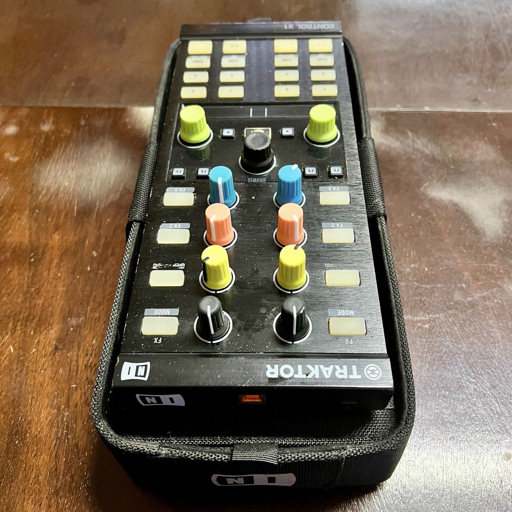 Traktor x1 mkII + Traktor Z1 / controlador e mesa de mistura