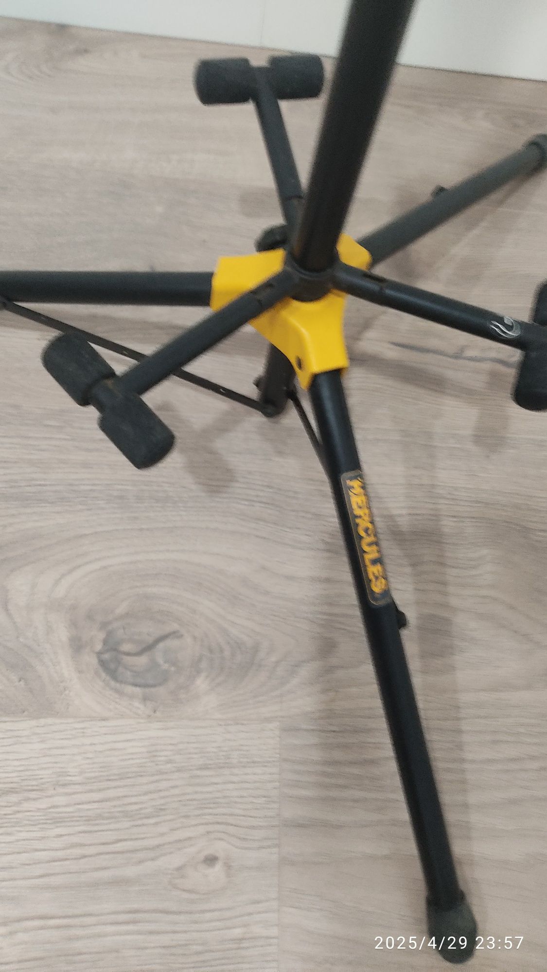 Guitarra e suporte de guitarra com pouco uso