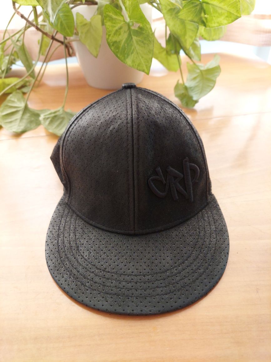 Czarna czapka z daszkiem Cropp