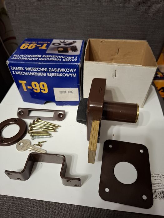 Zamek wierzchni zasuwkowy z mechanizmem bębenkowym