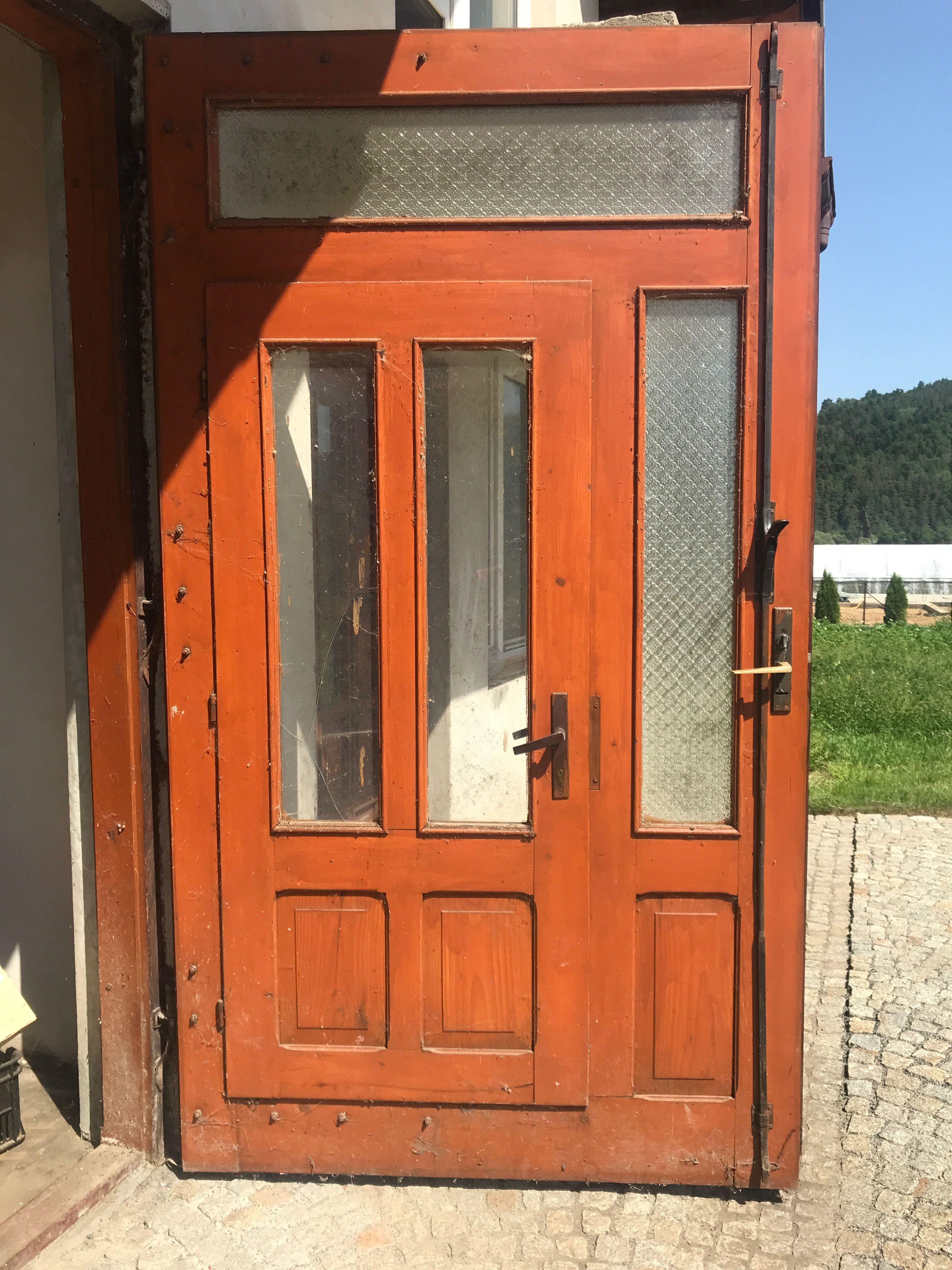 Drzwi garażowe drewniane z elementami metalowymi