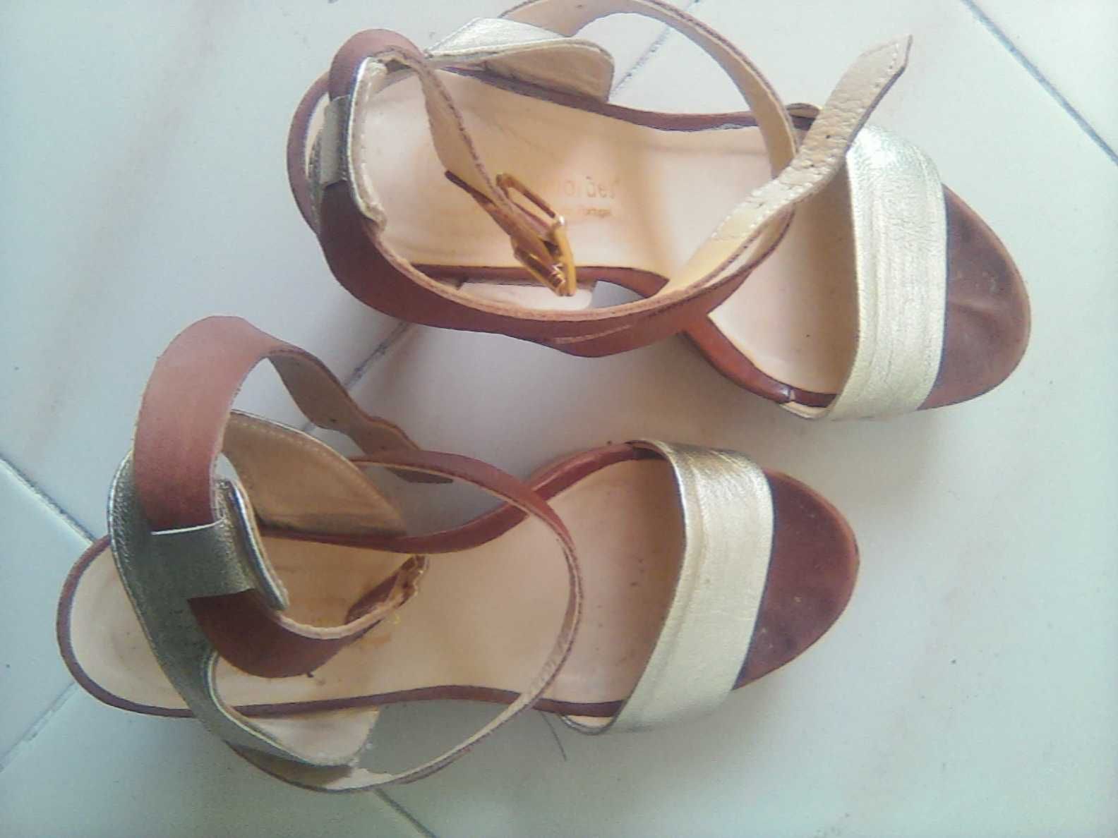 "  Sandálias / Sapatos"