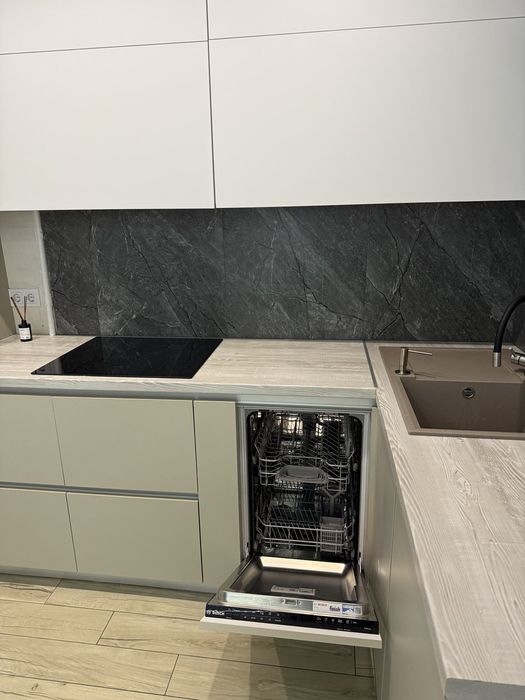 Здається в оренду двокімнатна з сучасним ремонтом