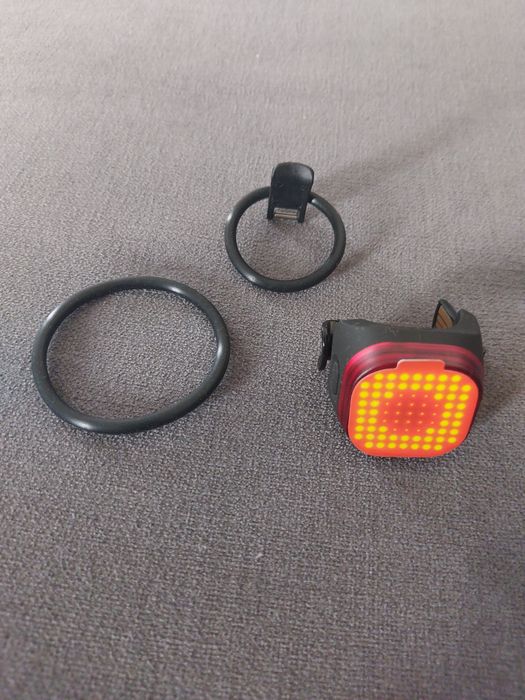 Lampka rowerowa Knog Blinder Mini Square tył widoczność 300 metrów USB