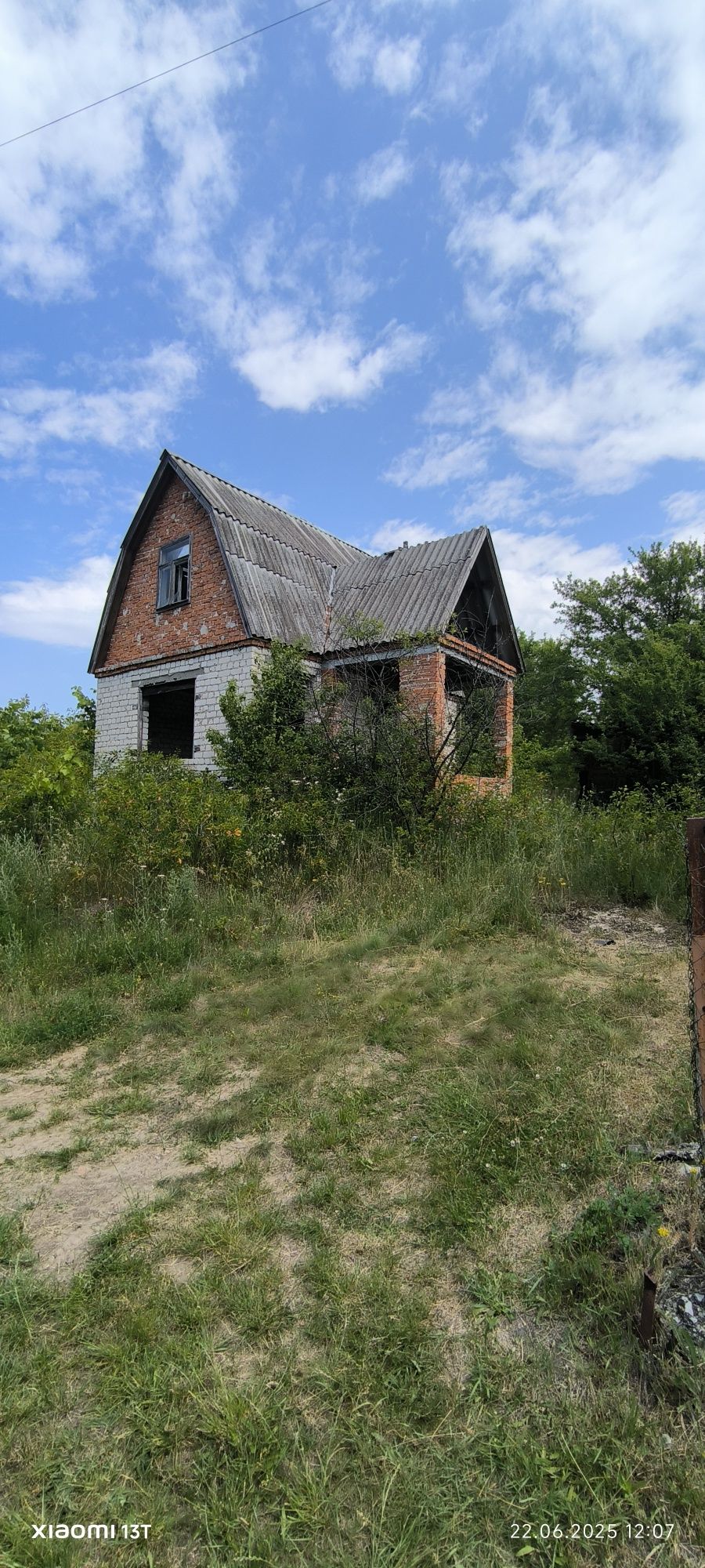 Земельна ділянка з недобудованим будинком