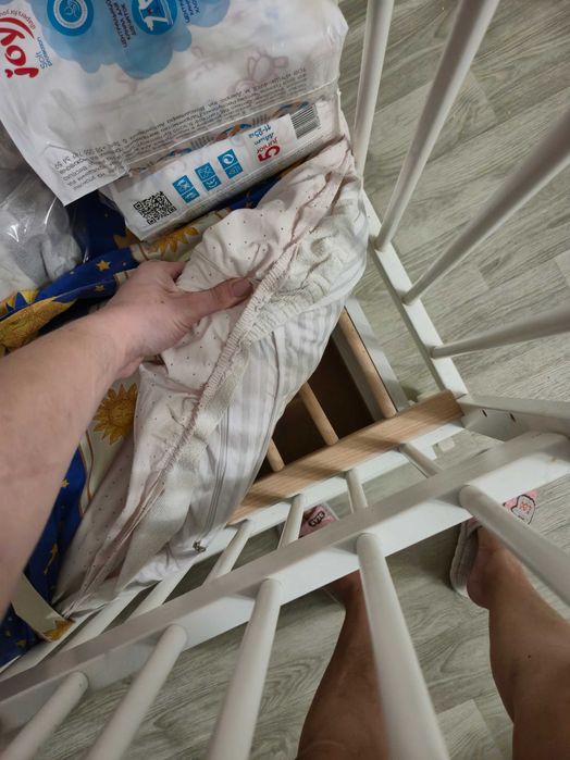 Дитяча кроватка біла з маятником та матрасом