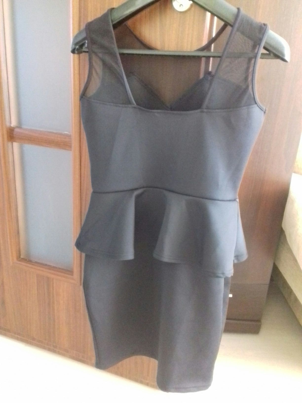 Elegancka nowa czarna sukienka