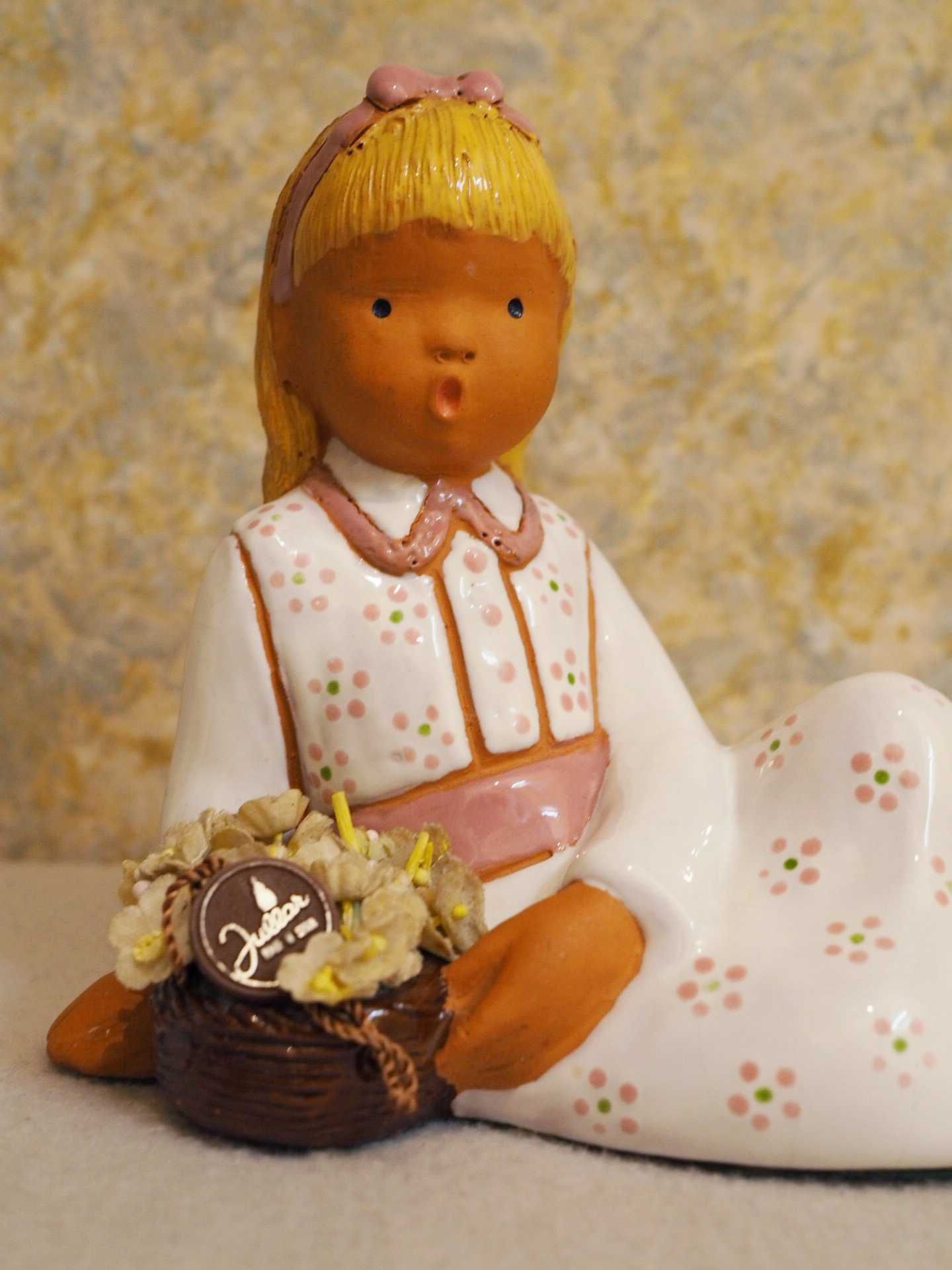 Figurka z terakoty: dziewczynka z kwiatami od Jullar. Hiszpania, 1960.