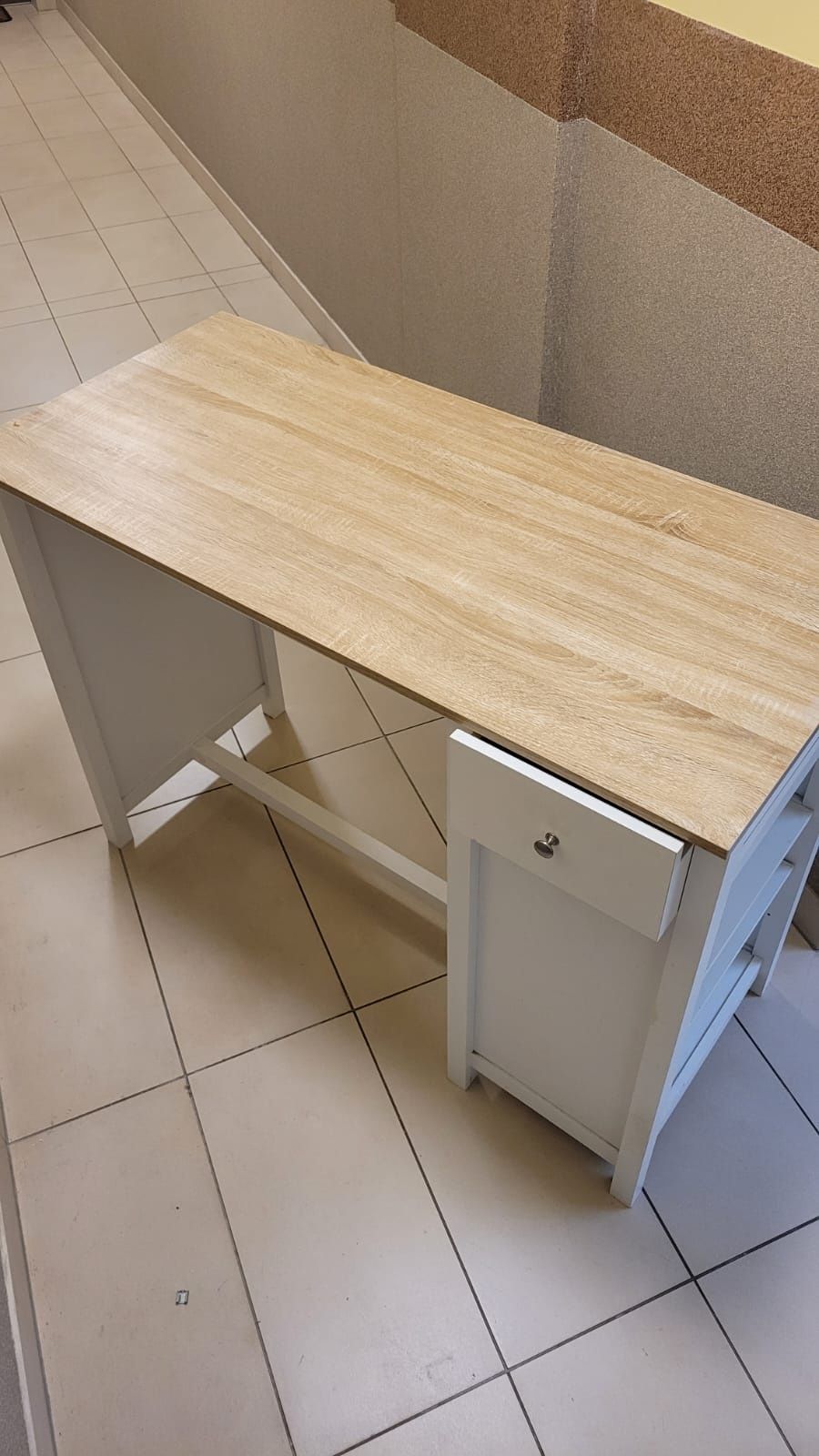 Białe biurko z blatem imitującym kolor drewna