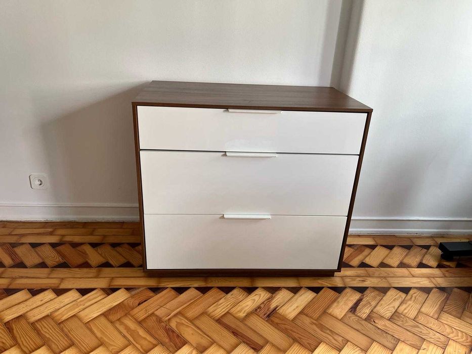 Cómoda IKEA com 3 gavetas