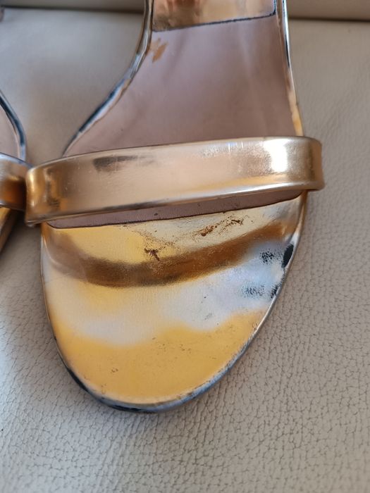 Sandalias douradas tiras Zara