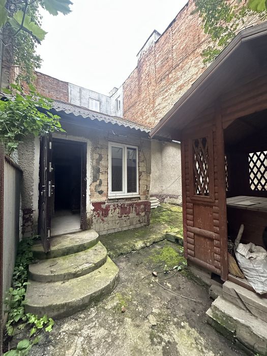 Продаж квартири  в будинку в цетрі