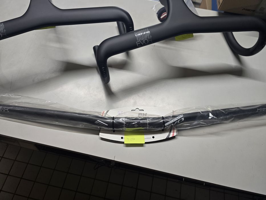 Guiadores de estrada e btt carbono