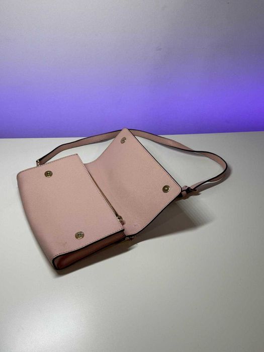 Mala Micheal Kors rosa com uso