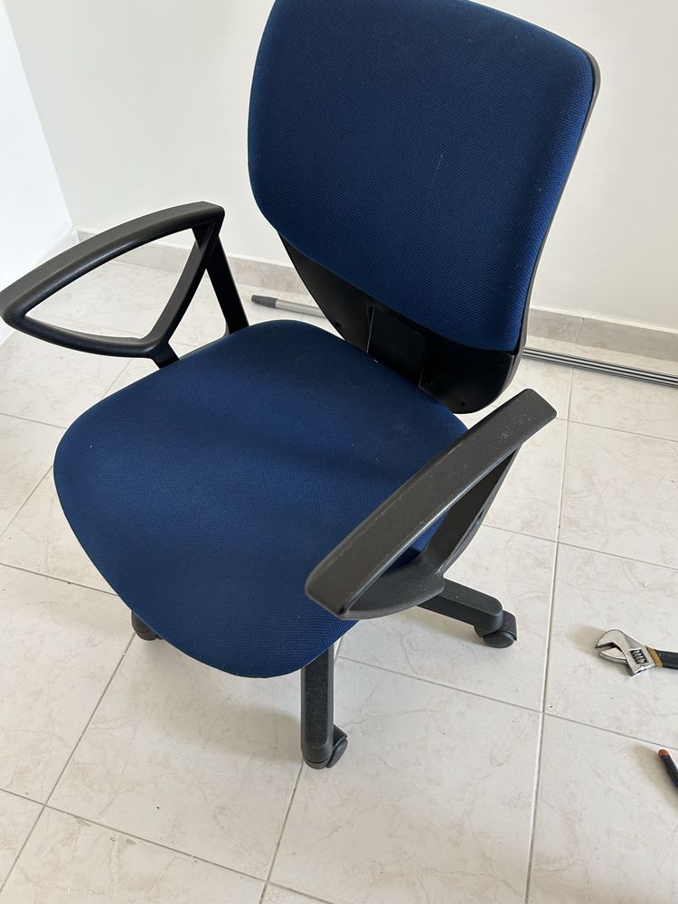 Cadeira rotativa com pouco uso de cor azul
