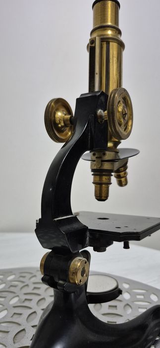 Jak widać na zdjęciu Mikroskop na sprzedaż bez akcesoriów.