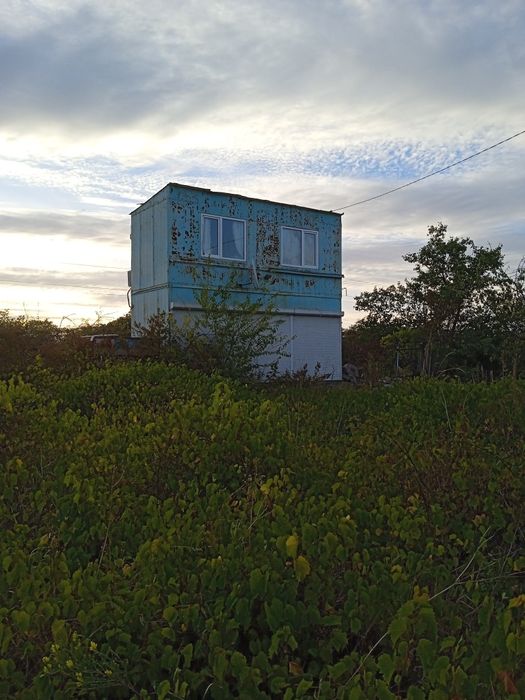 Жилие контейнера на участке 12  соток