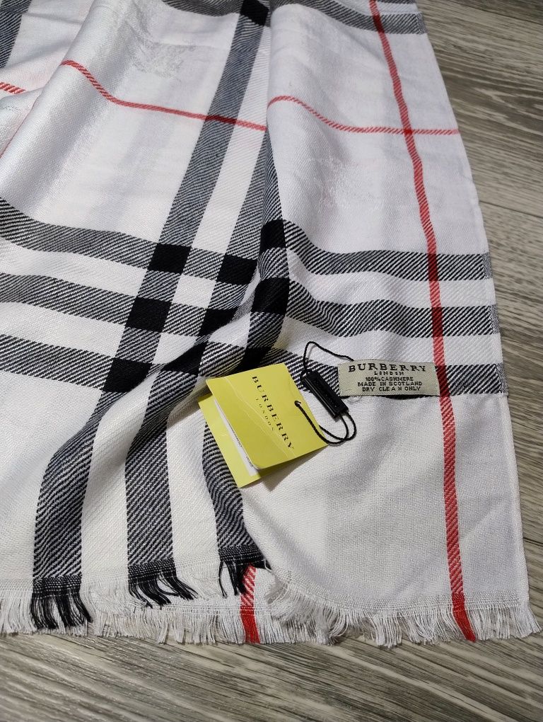 Новий шарф Burberry