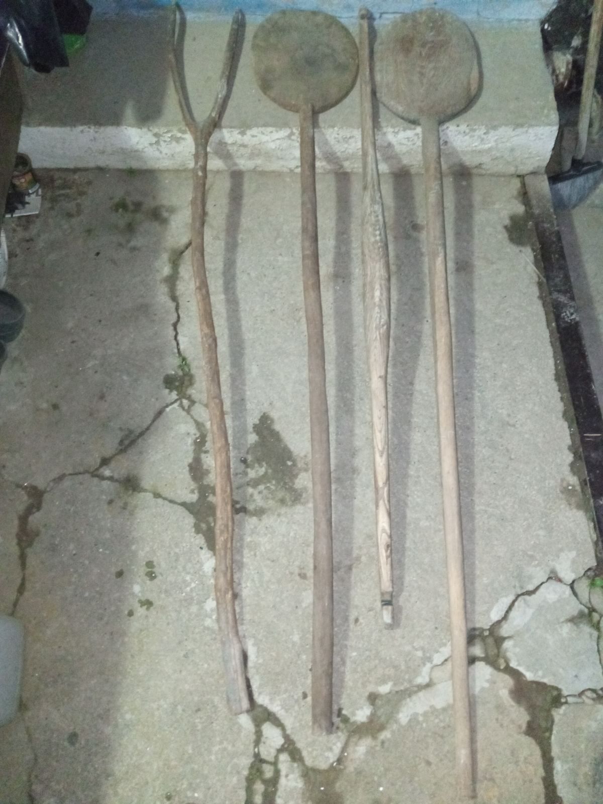 Старі речі:Коромисло,рогач і лопатки для печі виготовлені з дерева.