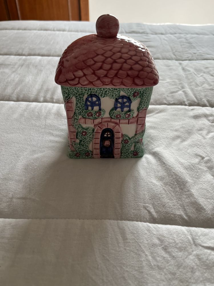 Pote da coleção “A casa de campo” da Avon