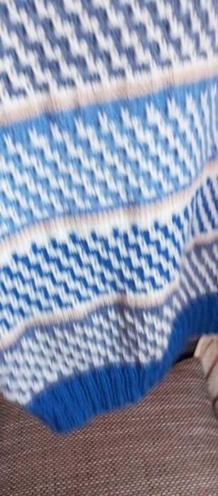 Sweter damski robiony na drutach niebieski